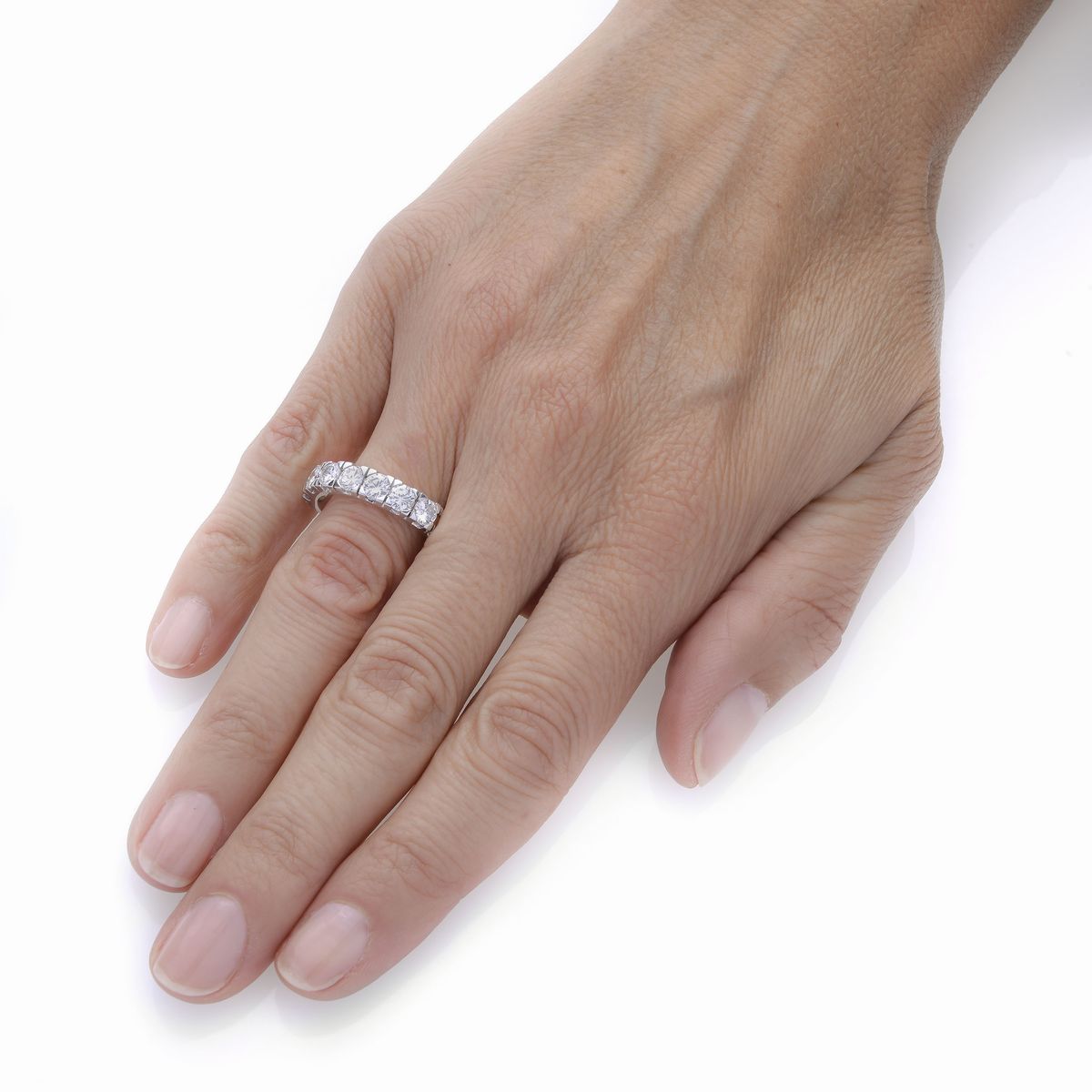 Anello riviere in oro bianco e diamanti