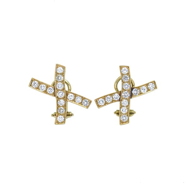 Pair of earrings in yellow gold and diamonds