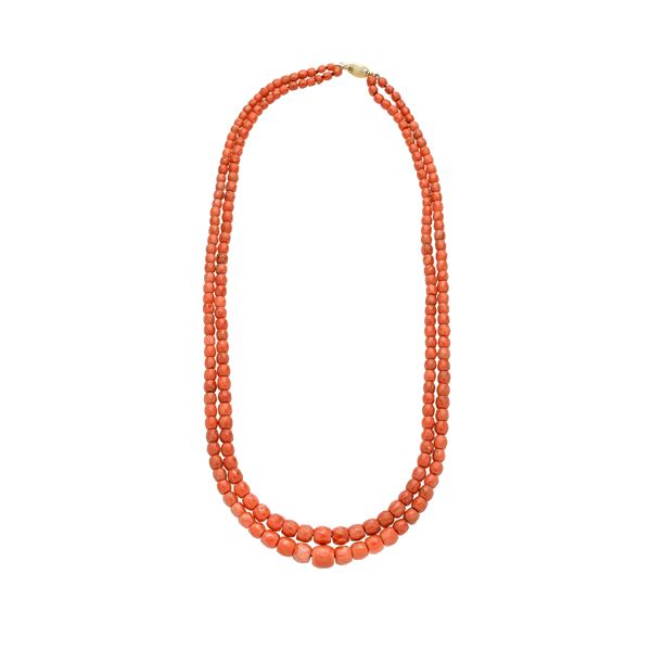 Necklace in yellow gold and red coral