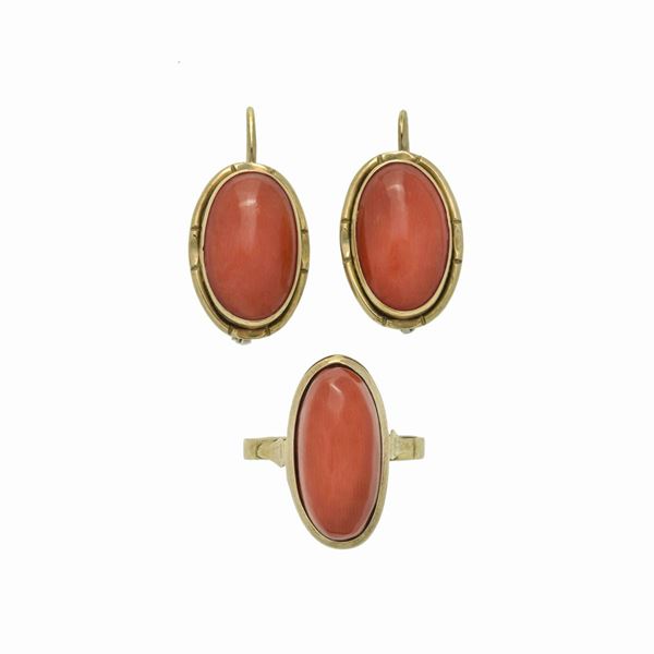 Pair of earrings and ring in yellow gold and red coral
