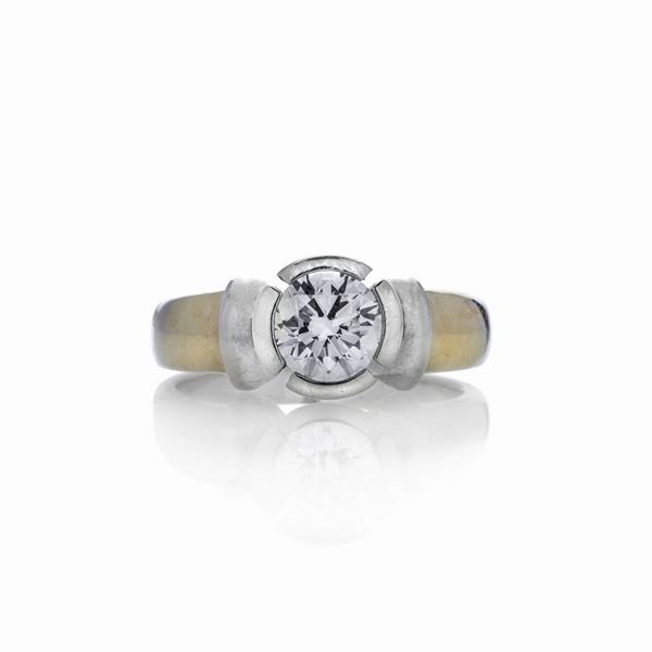 Anello solitario in oro giallo, oro bianco e diamante