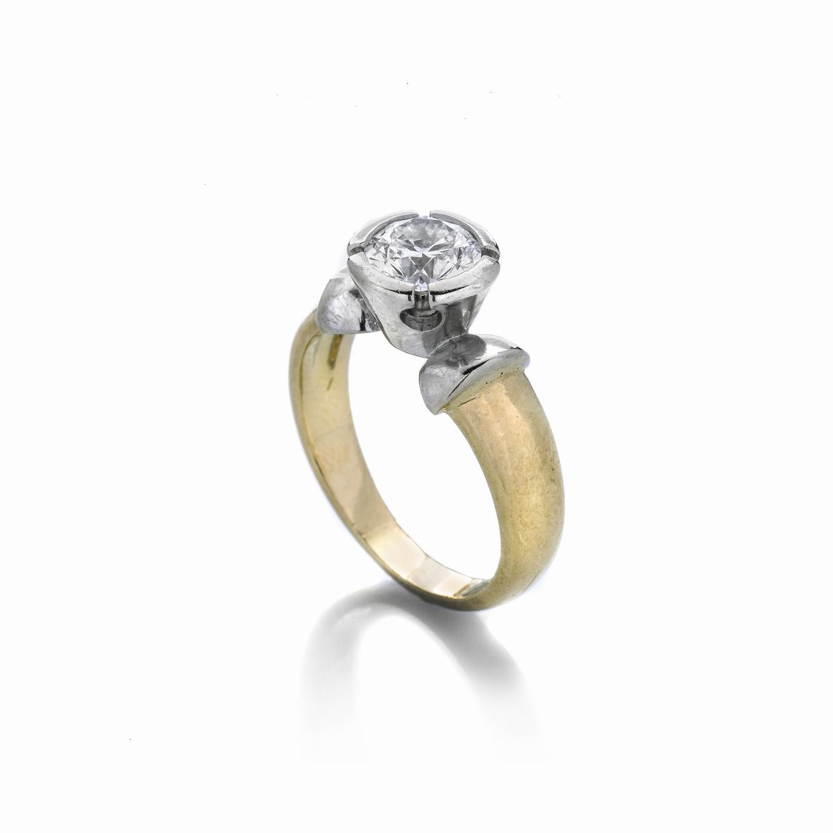 Anello solitario in oro giallo, oro bianco e diamante