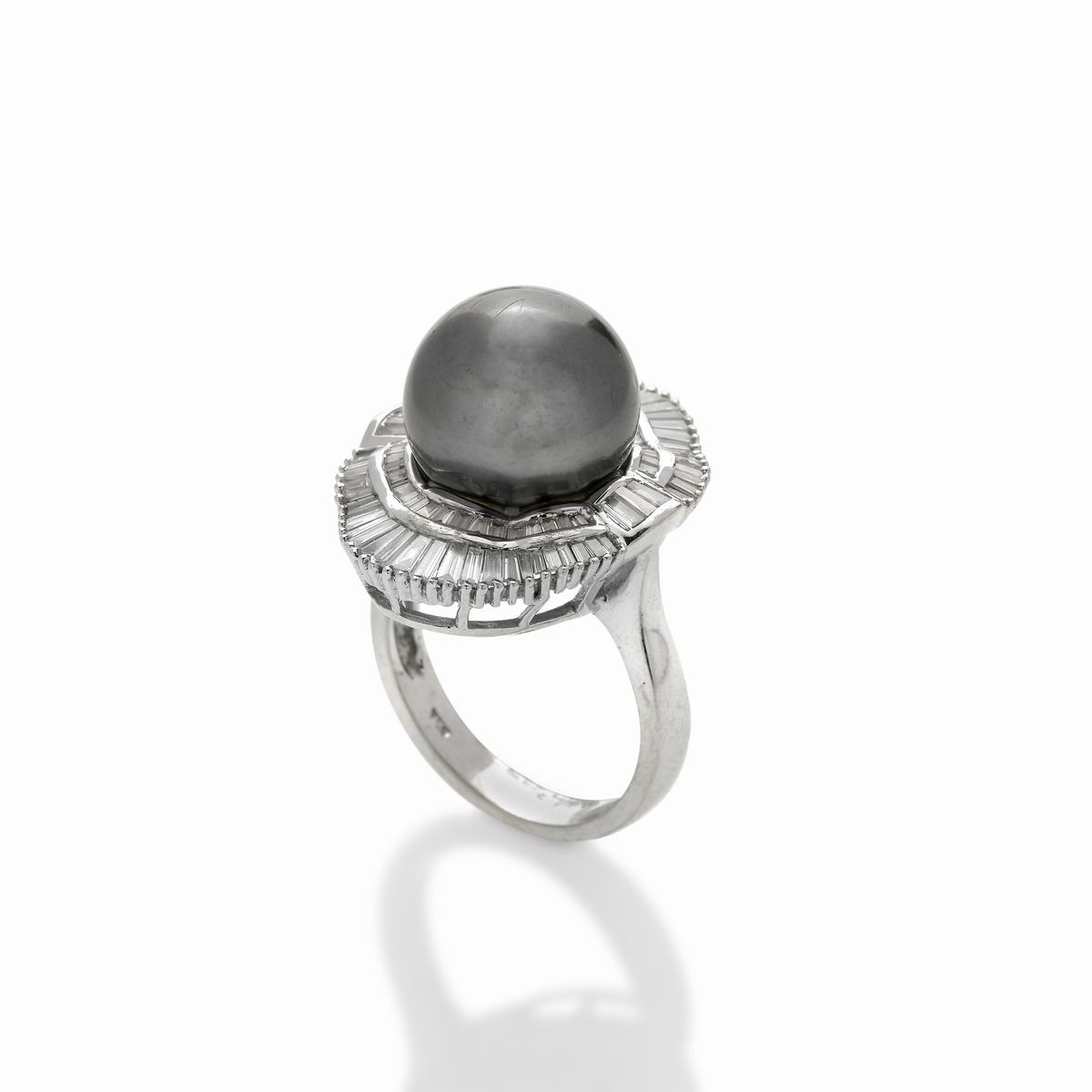 Anello in oro bianco, diamanti e perla Tahiti