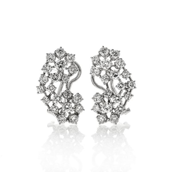 Pair of Flower earrings in white gold and diamonds