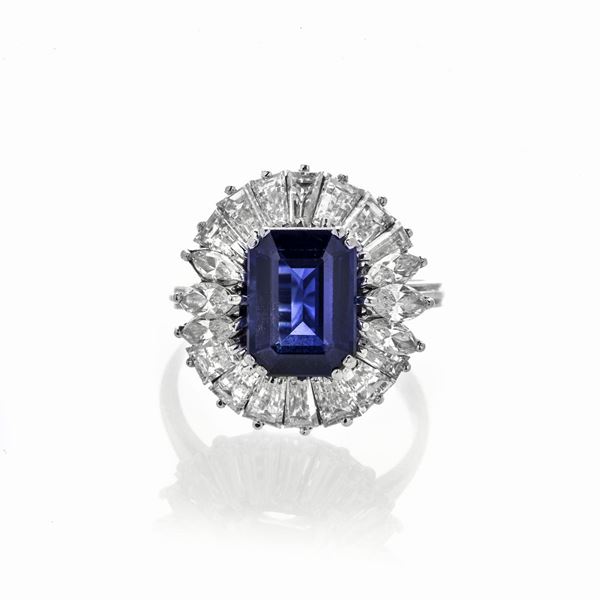 Daisy ring in white gold, diamonds and sapphire