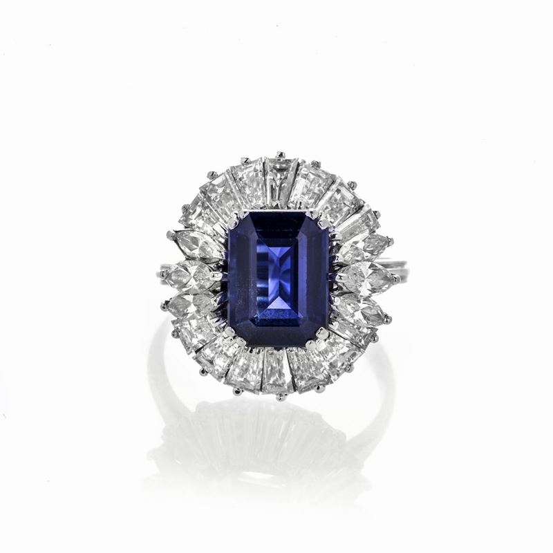 Anello a margherita in oro bianco, diamanti e zaffiro