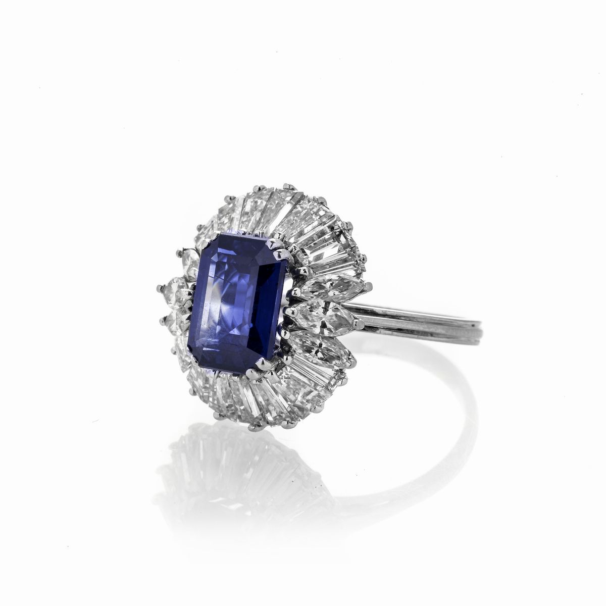 Anello a margherita in oro bianco, diamanti e zaffiro