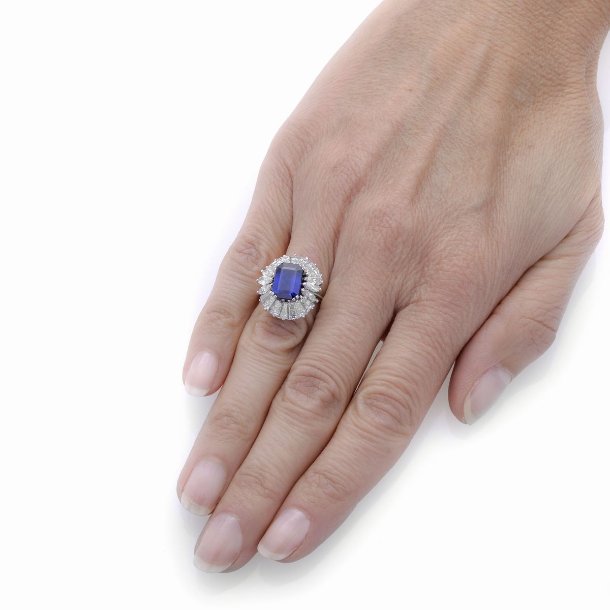 Anello a margherita in oro bianco, diamanti e zaffiro