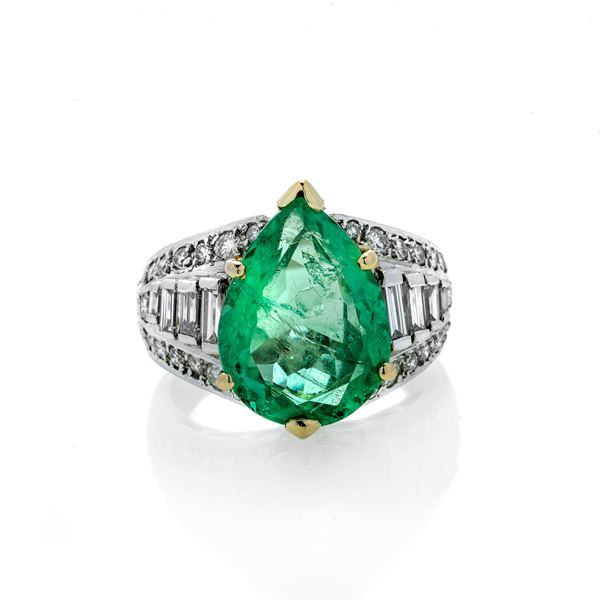 Large ring in white gold, yellow gold, diamonds and Colombian emerald