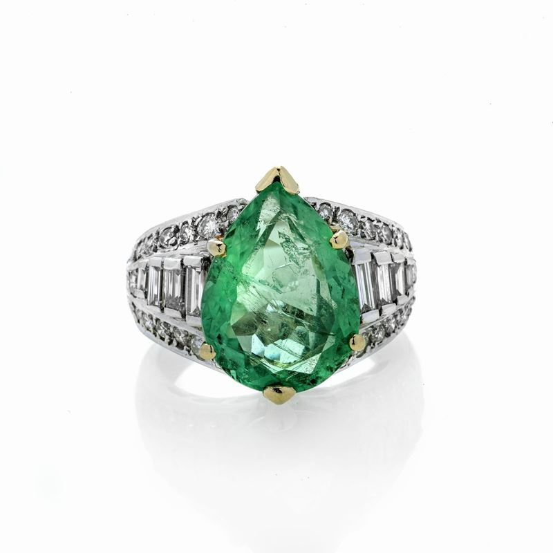 Grande anello in oro bianco, oro giallo, diamanti e smeraldo Colombiano