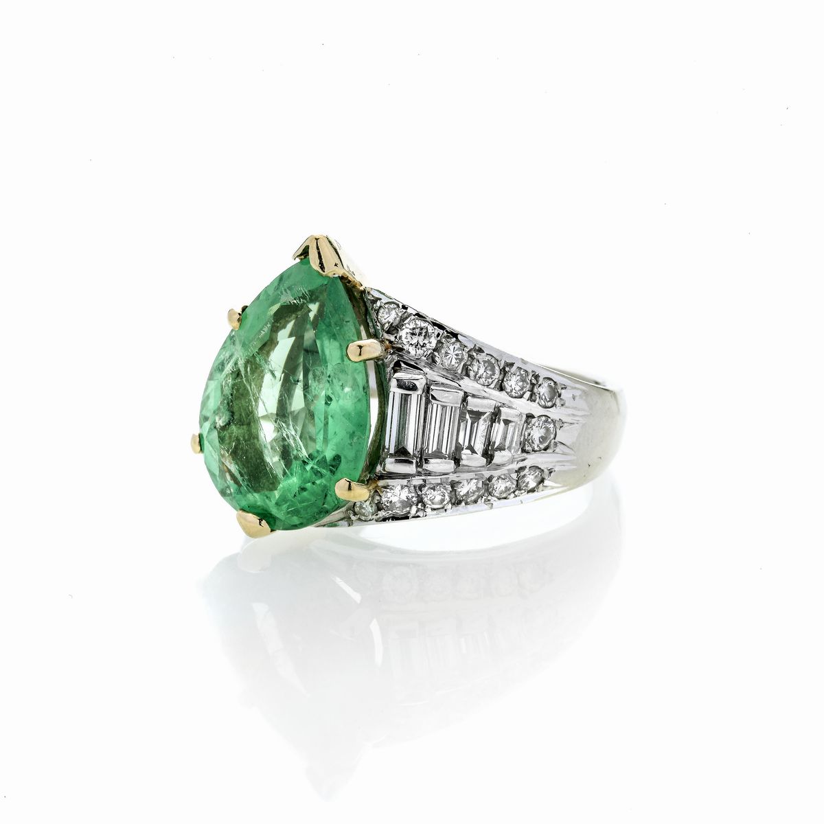 Grande anello in oro bianco, oro giallo, diamanti e smeraldo Colombiano