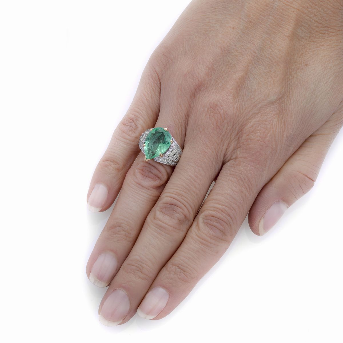 Grande anello in oro bianco, oro giallo, diamanti e smeraldo Colombiano
