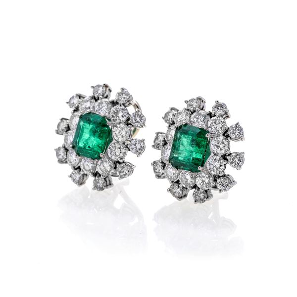 Pair of daisy earrings in white gold, diamonds and emeralds
