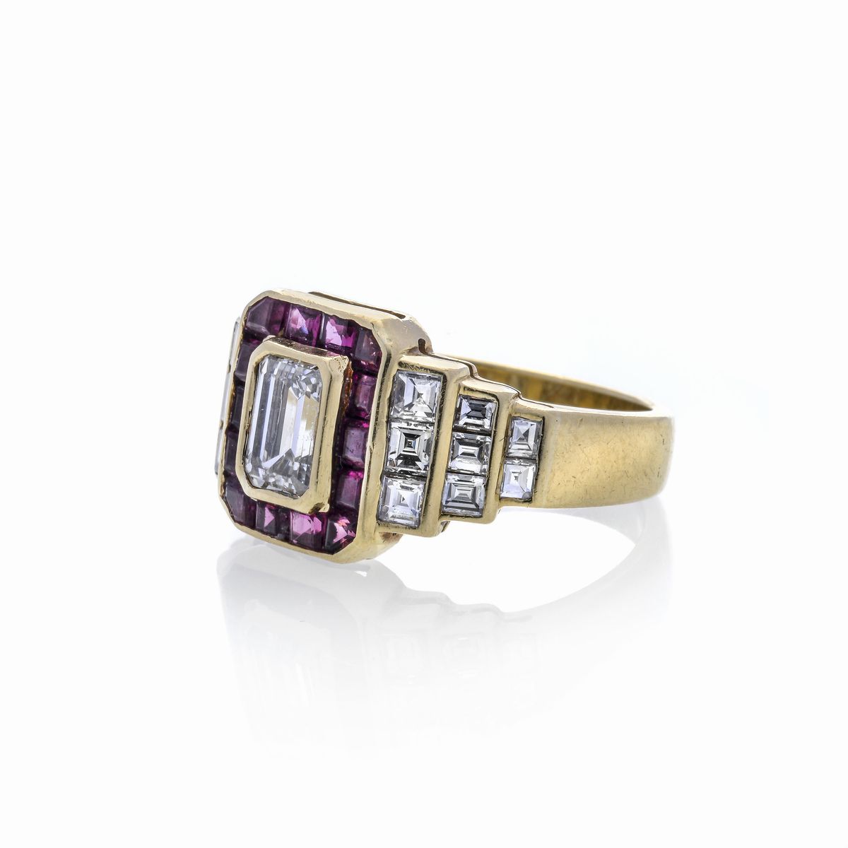 Anello in oro giallo, rubini e diamanti