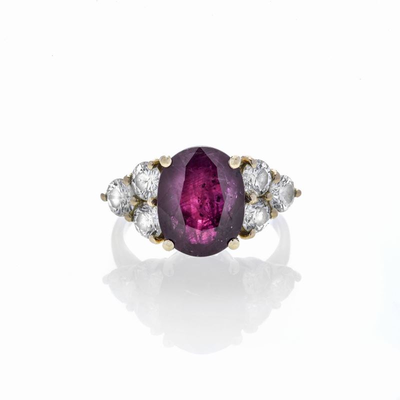 Anello in oro giallo, diamanti e rubino naturale