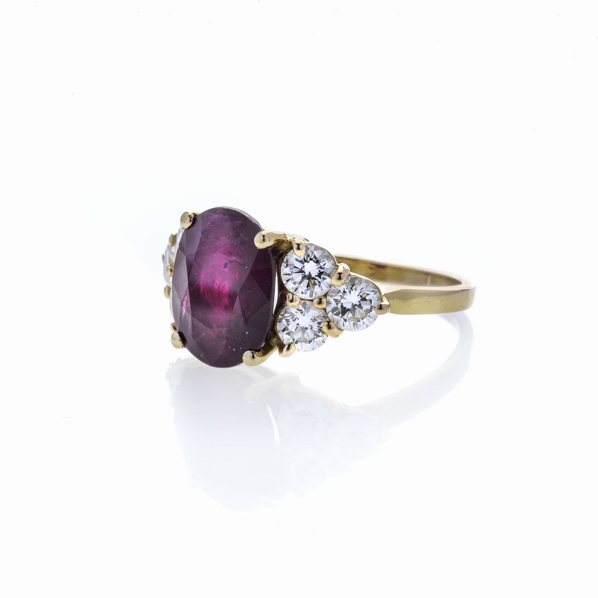 Anello in oro giallo, diamanti e rubino naturale