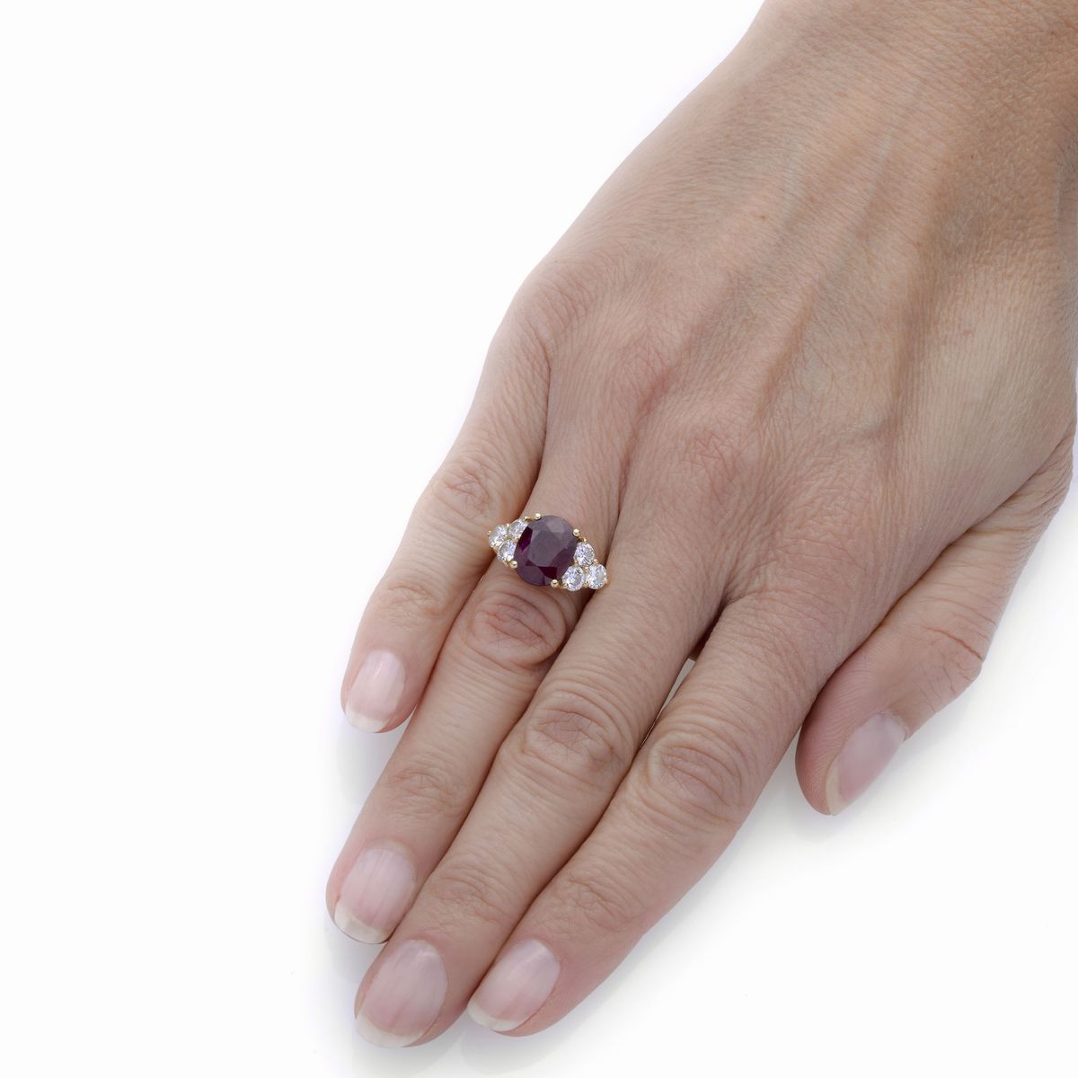 Anello in oro giallo, diamanti e rubino naturale