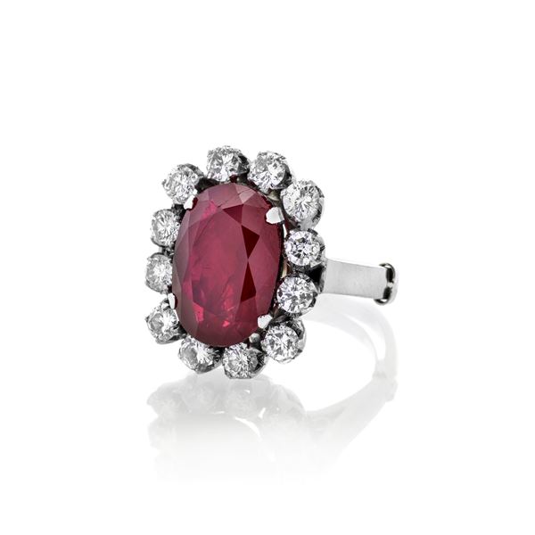 Daisy ring in white gold, diamonds and natural Burmese ruby