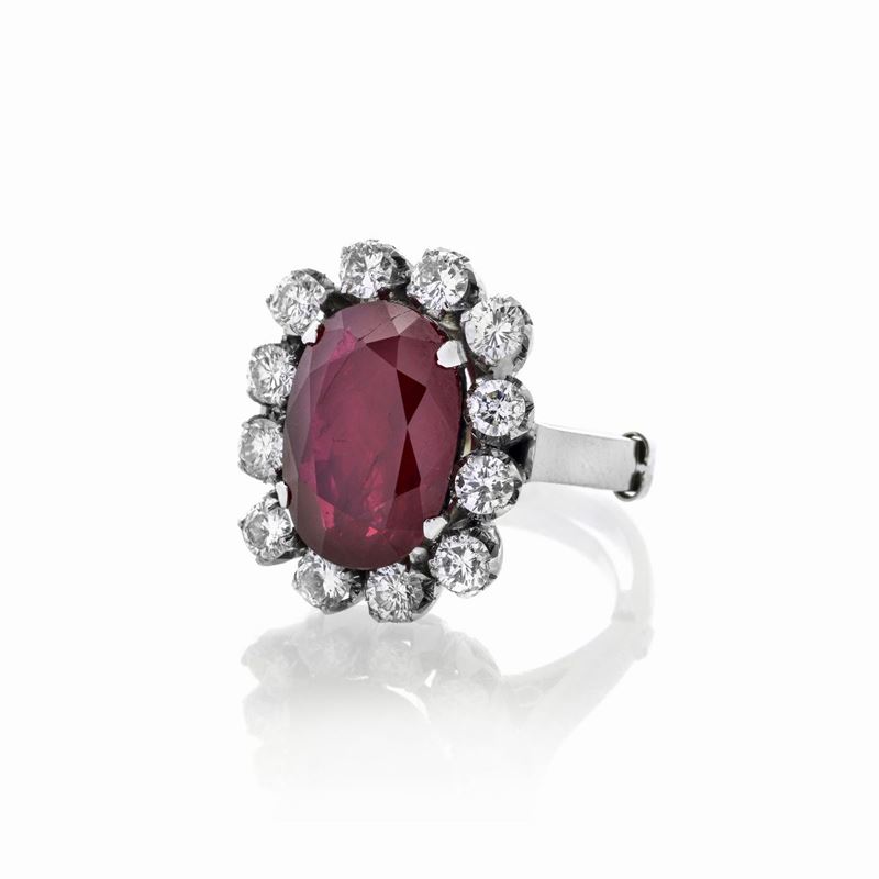Anello a margherita in oro bianco, diamanti e rubino Birmano naturale