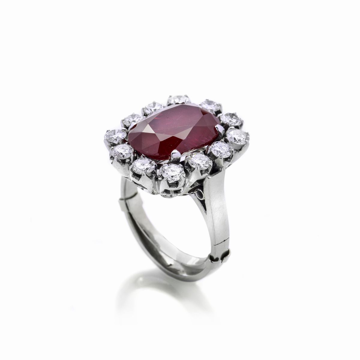 Anello a margherita in oro bianco, diamanti e rubino Birmano naturale