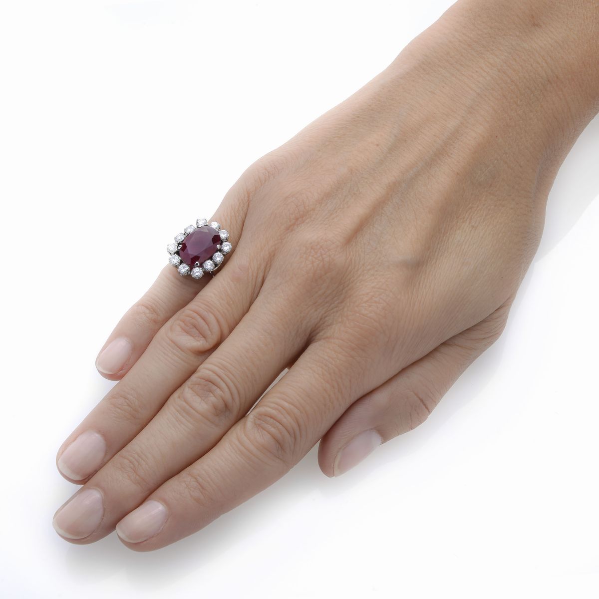Anello a margherita in oro bianco, diamanti e rubino Birmano naturale