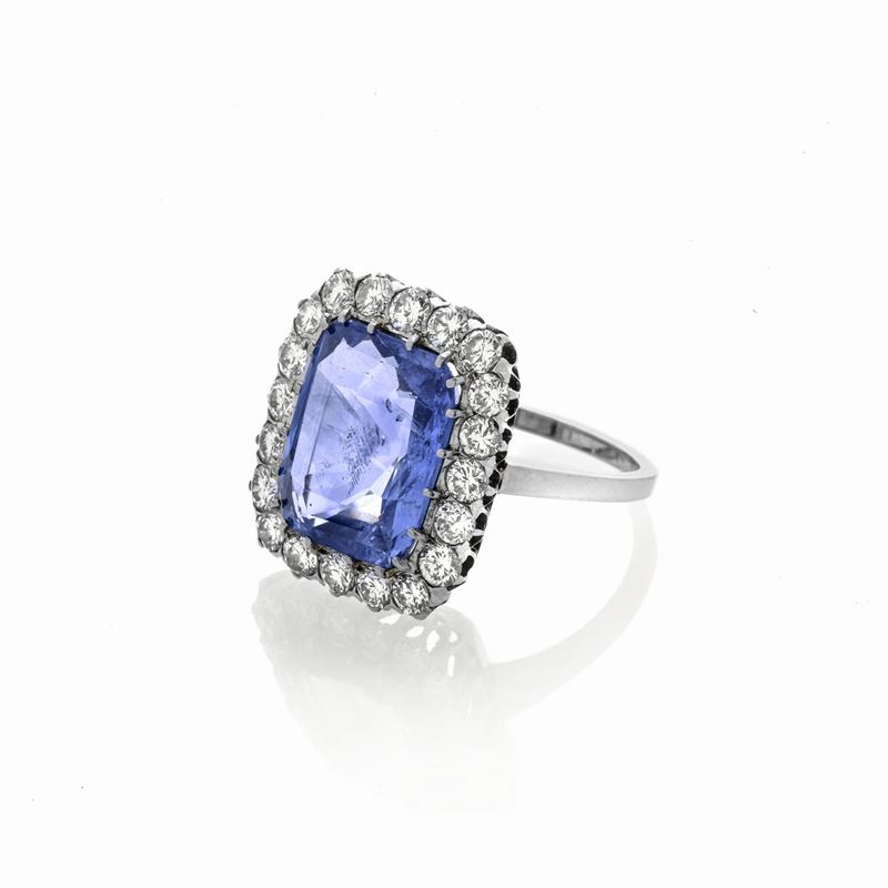 Anello a margherita in oro bianco, diamanti e zaffiro naturale Ceylon