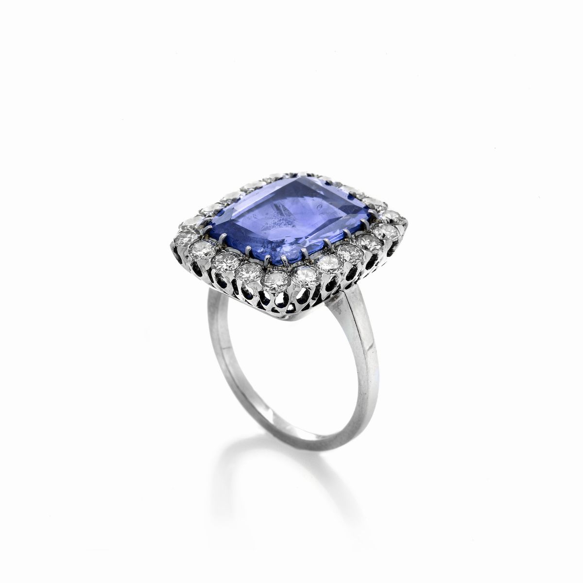 Anello a margherita in oro bianco, diamanti e zaffiro naturale Ceylon
