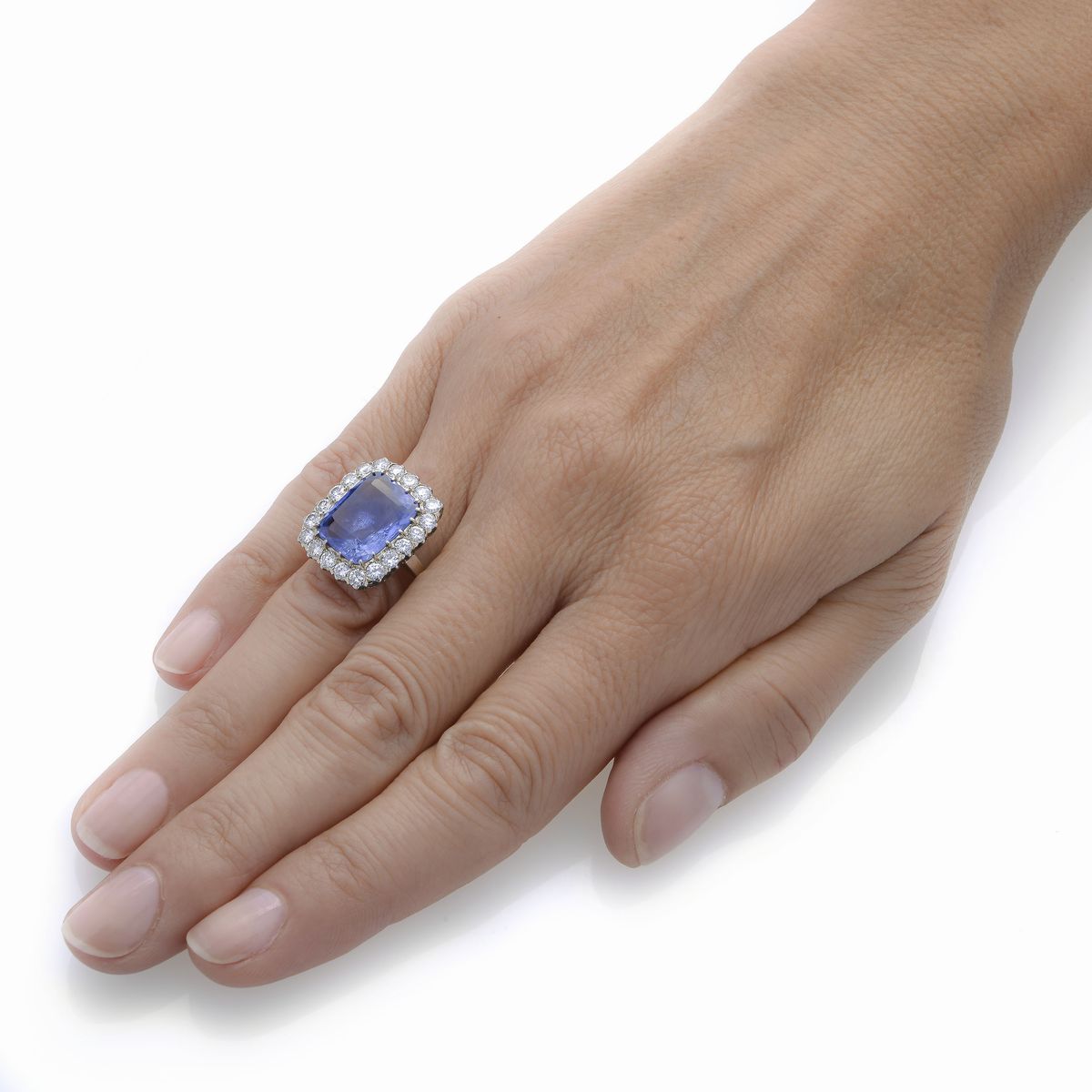 Anello a margherita in oro bianco, diamanti e zaffiro naturale Ceylon