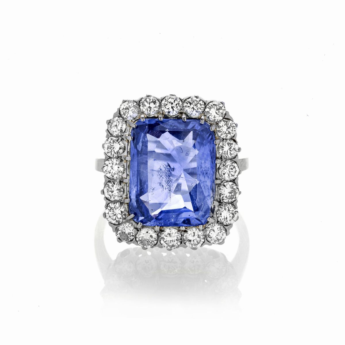 Anello a margherita in oro bianco, diamanti e zaffiro naturale Ceylon