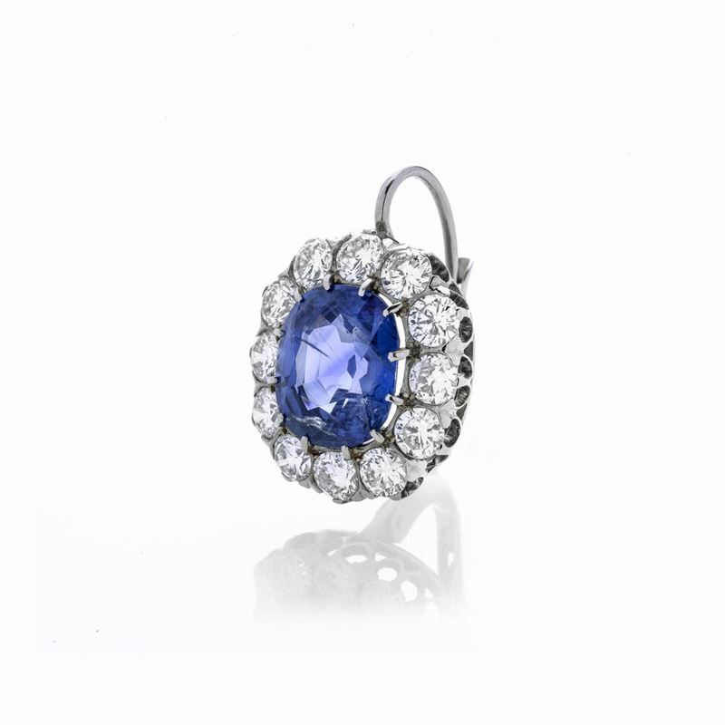 Orecchino in oro bianco, diamanti e zaffiro Ceylon naturale