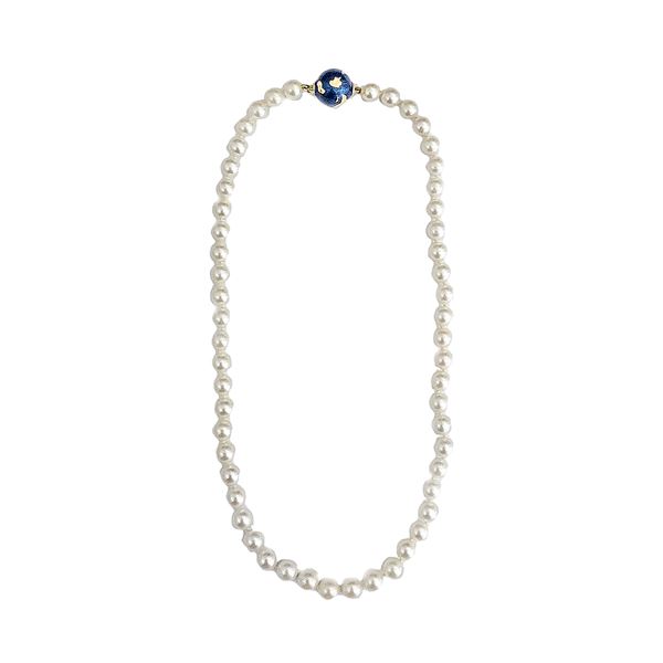 Strand of cultured pearls, 14 kt gold and blue enamel  - Auction Antique, Modern and Design Jewelery Auction - Jewels from an Emilian Collection (lots 49-72) - Curio - Casa d'aste in Firenze