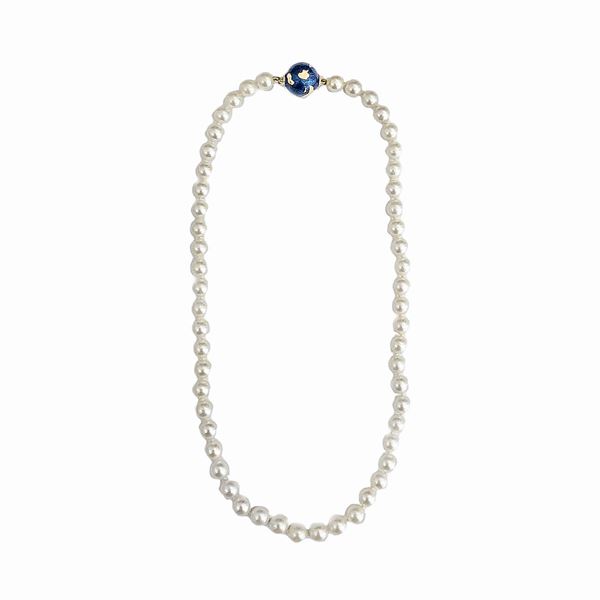 Filo di perle coltivate, oro a 14 kt e smalto azzurro