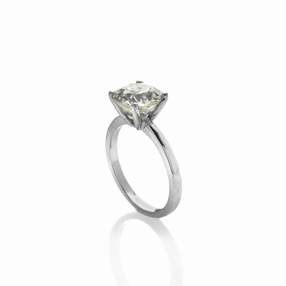Anello solitario in oro bianco e diamante