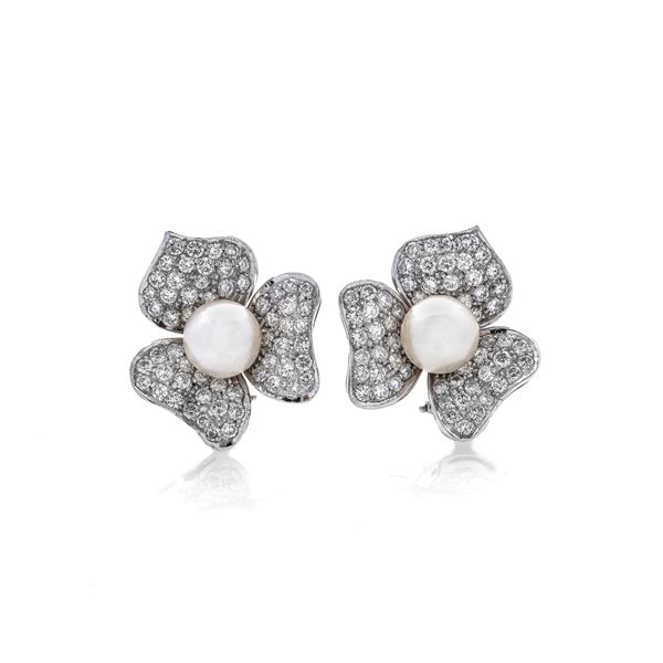Paio di orecchini a fiore in oro bianco, diamanti e perle coltivate