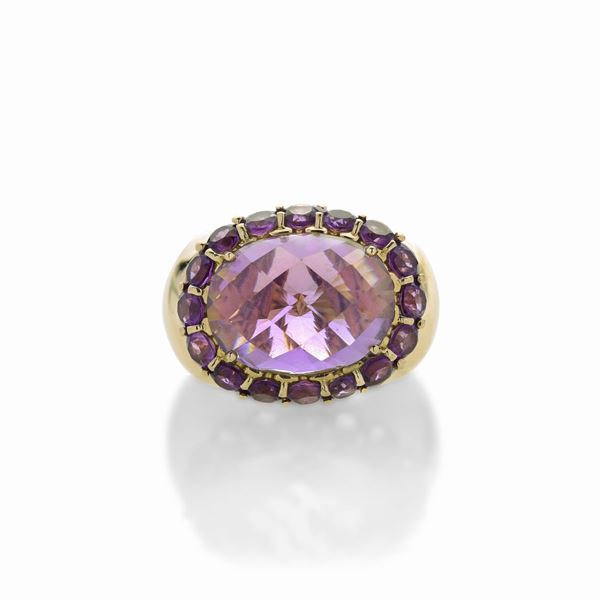 Anello in oro giallo, ametista e quarzi viola