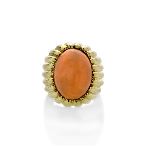 Large ring in yellow gold and pink coral