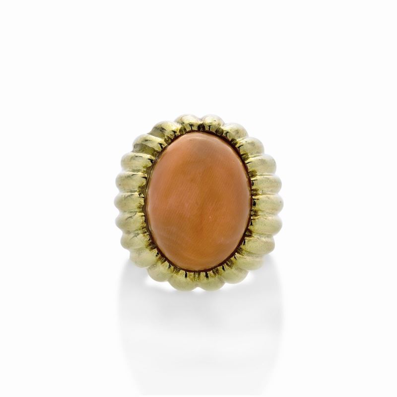 Grande anello in oro giallo e corallo rosa