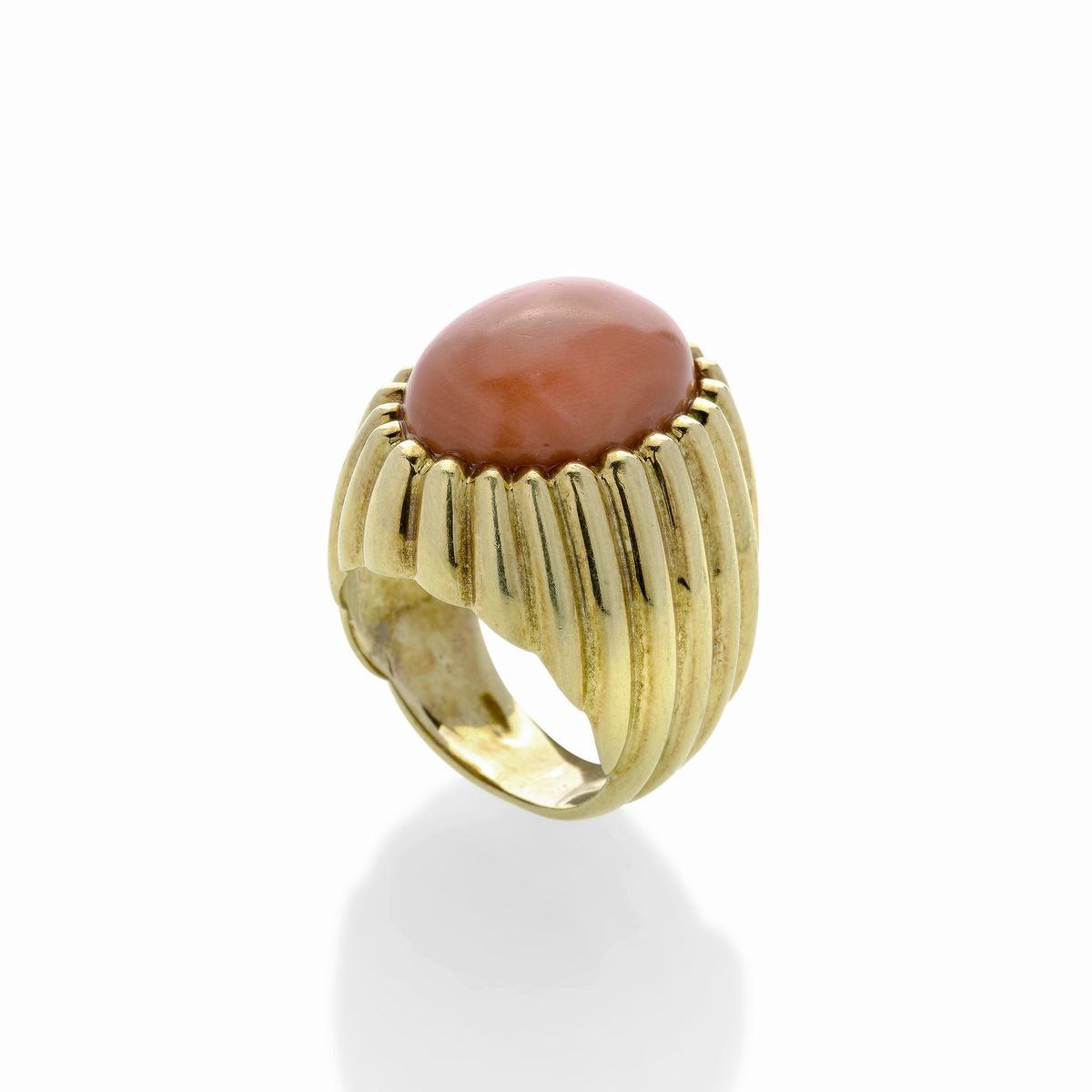 Grande anello in oro giallo e corallo rosa