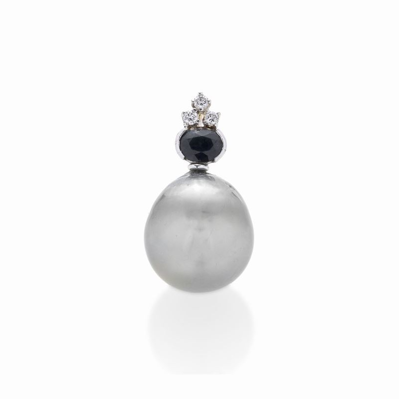 Pendente in Oro Bianco, Diamanti, Zaffiro e Grande Perla Tahiti