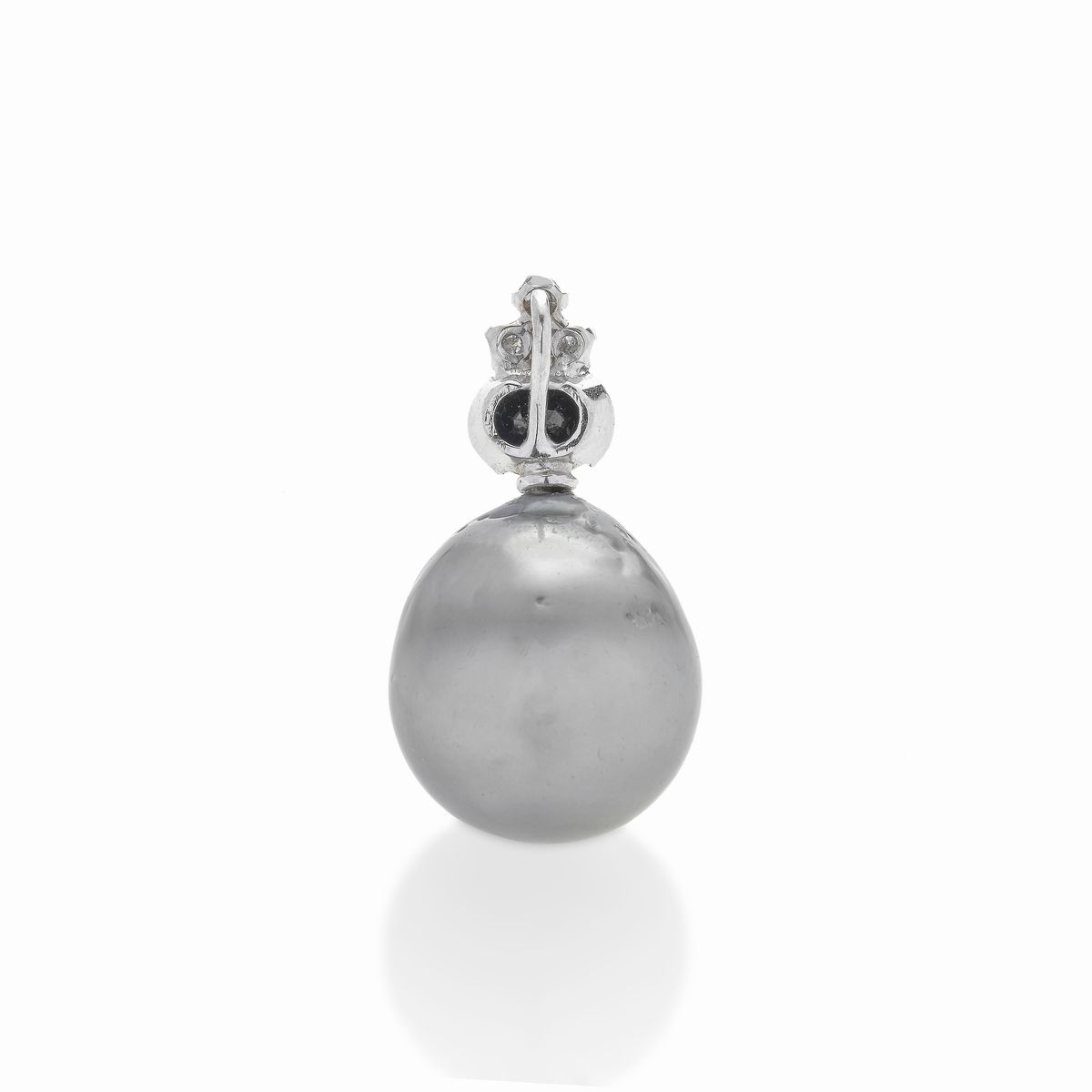 Pendente in Oro Bianco, Diamanti, Zaffiro e Grande Perla Tahiti