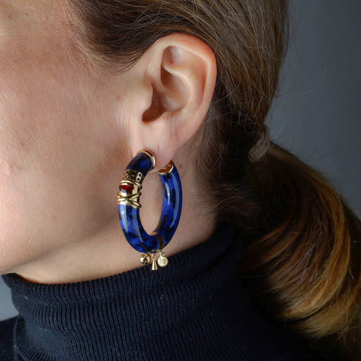 Paio di orecchini a cerchio in oro giallo 18 kt e smalto blu