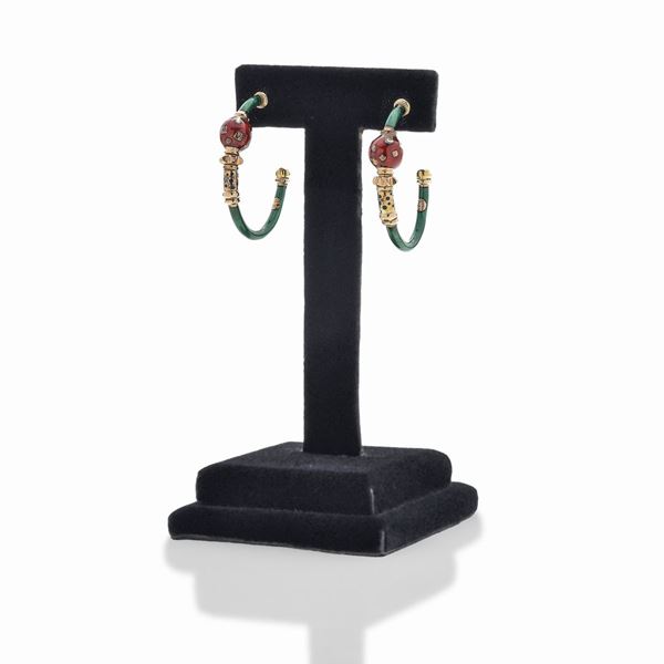 Oval hoop earrings in yellow gold, green and red enamel  (Italy, Nineties)  - Auction Auction of antique and modern Jewelry and Wristwatches - Curio - Casa d'aste in Firenze