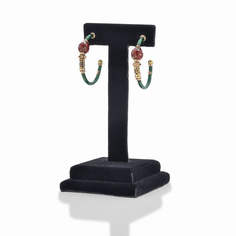 Paio di orecchini in oro giallo, smalto rosso e verde