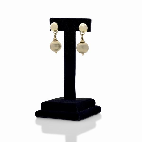 Pair of pendant earrings in yellow gold