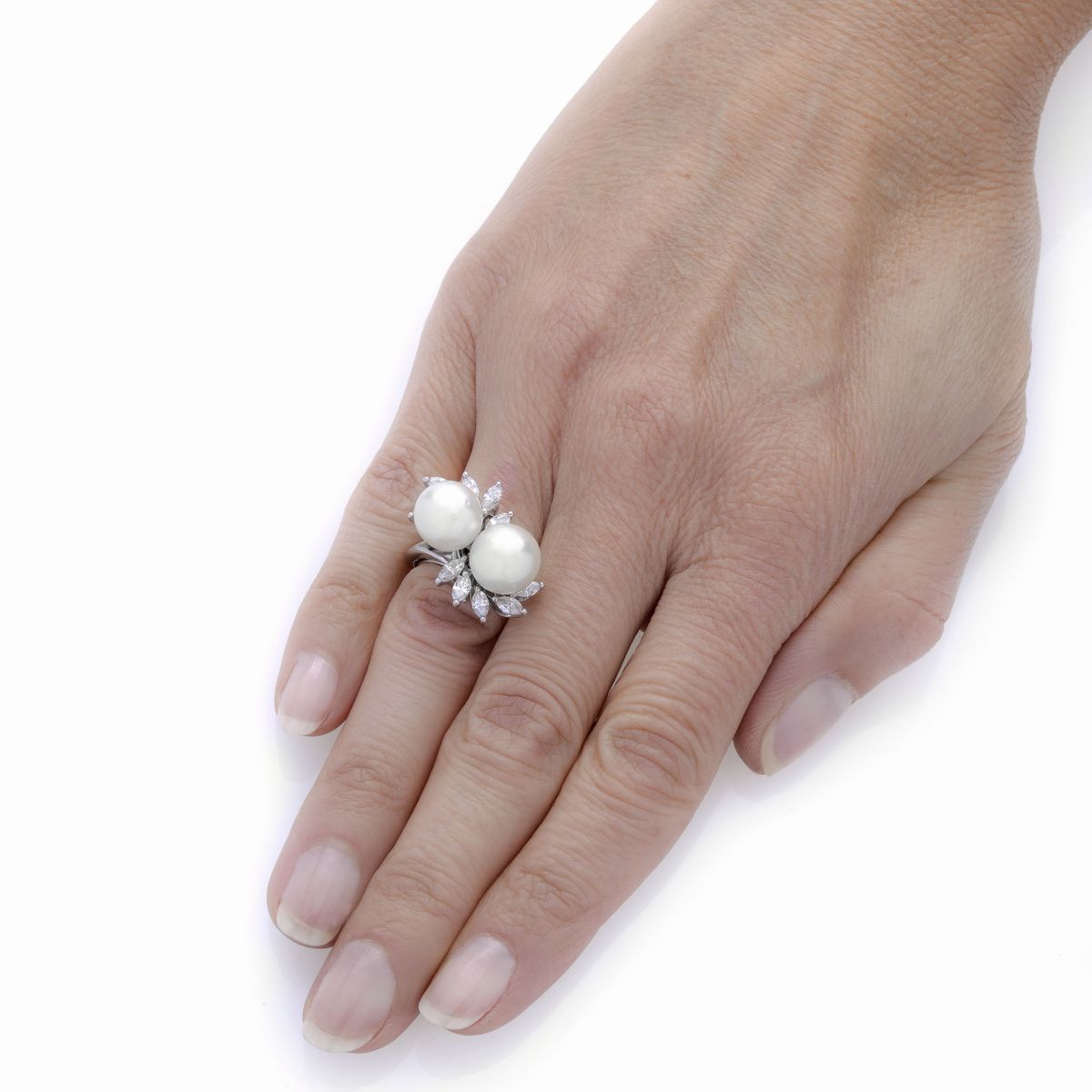 Parure in platino, oro bianco, diamanti e perle coltivate