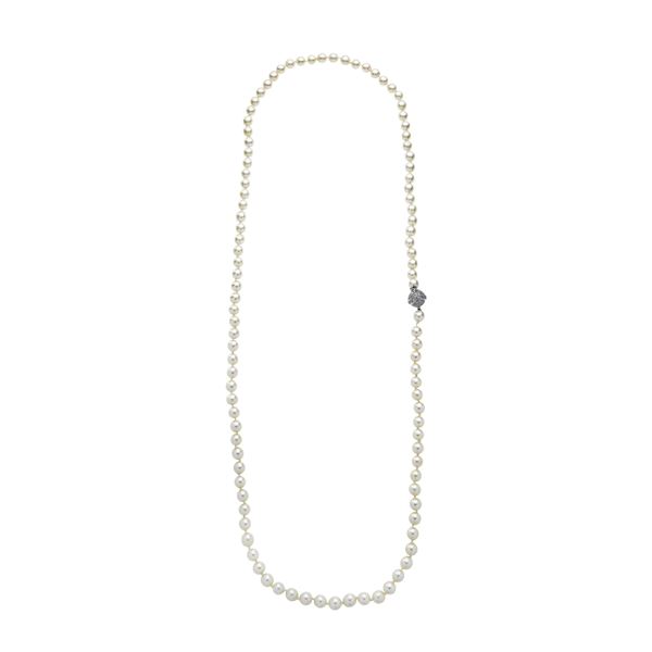 Lungo filo in perle coltivate, oro bianco e diamanti