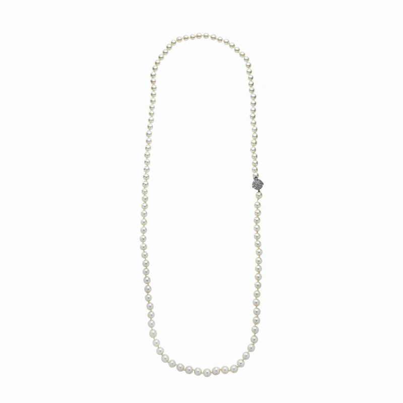 Lungo filo in perle coltivate, oro bianco e diamanti