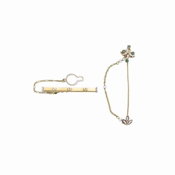Spilla da cravatta e spilla a barretta in oro giallo 18 kt, smeraldi e microperle