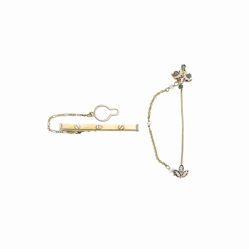Spilla da cravatta e spilla a barretta in oro giallo, smeraldi e microperle