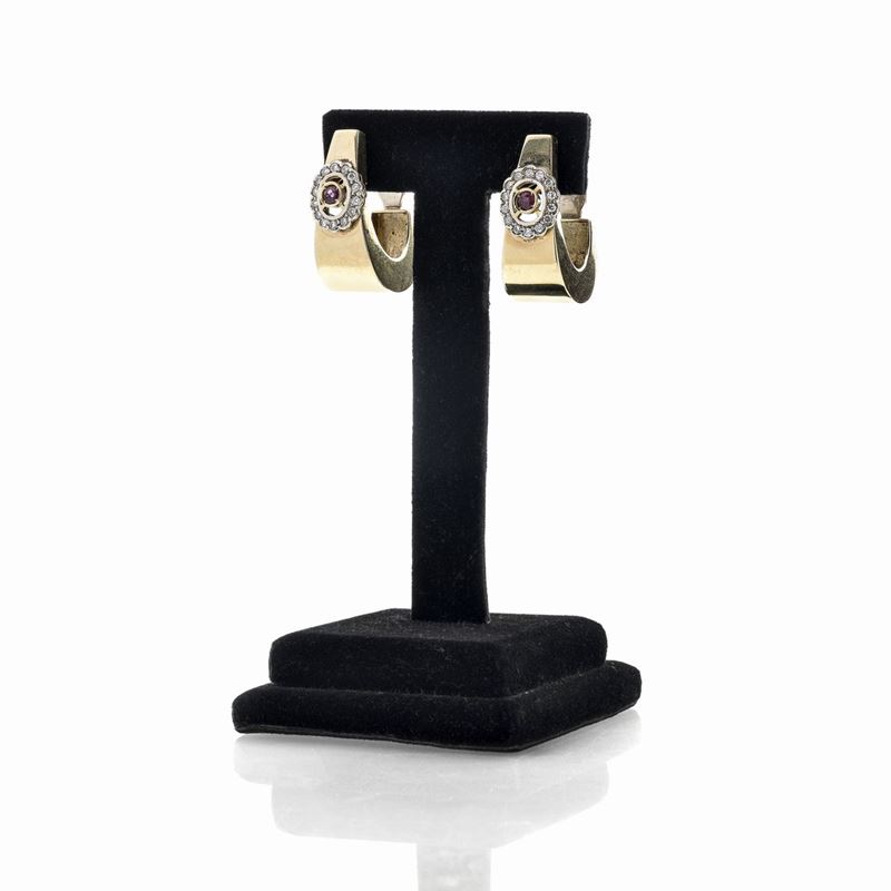 Paio di orecchini in oro giallo, oro bianco, diamanti e rubini